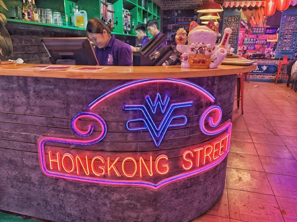 Vì xây dựng quán vừa là nơi kinh doanh lại có chỗ cho khách hàng "sống ảo" nên mọi góc của quán đều có thể tận dụng làm nơi chụp hình.