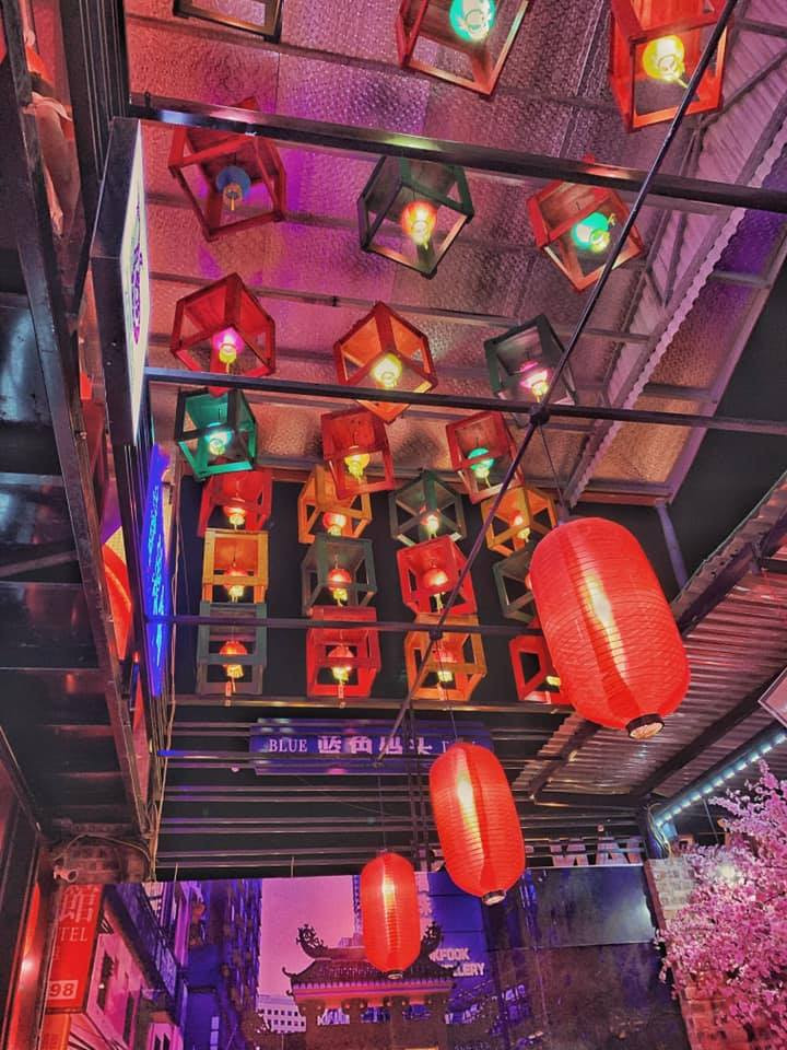 Tầng 1 của quán trà chanh cạnh ĐH Nông nghiệp là không gian mở vì vậy điểm trừ đó chính là không có điều hòa, mùa đông thì không sao những giữa thời tiết oi bức như thế này thì không điều hòa là một điều cực kỳ khó chịu.