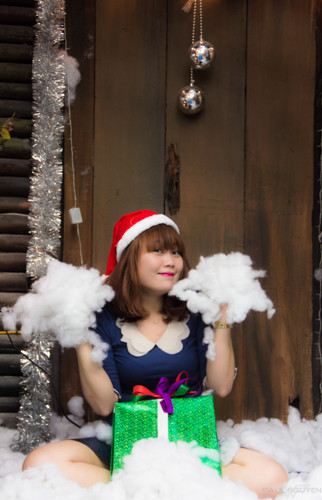 Cô bạn ngộ nghĩnh bên những bông tuyết nhân tạo.