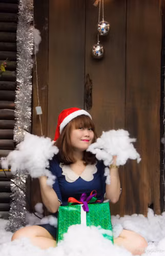 Cô bạn ngộ nghĩnh bên những bông tuyết nhân tạo.