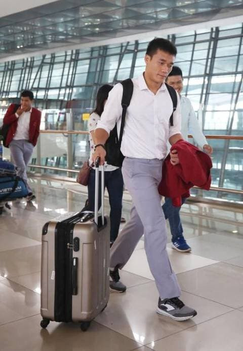 Mới đây, trên story của chàng cầu thủ Bùi Tiến Dũng đăng clip mới. Trái ngược với hình ảnh thể thao năng động cùng trang phục quần đùi áo số, Bùi Tiến Dũng xuất hiện trong đoạn story với bộ vest màu xám nhạt chỉn chu, kết hợp với áo phông, ba lô đen cùng giày thể thao trắng.