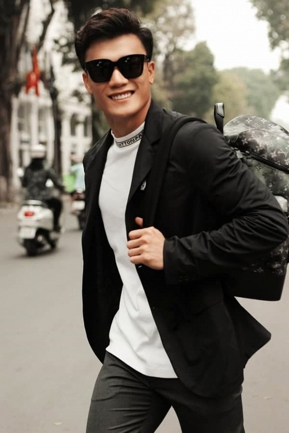 Bùi Tiến Dũng được khen ngợi là cầu thủ có gu ăn mặc trẻ trung, phong độ.