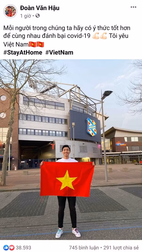 Mới đây trên trang cá nhân, Văn Hậu đăng tải hình ảnh cầm quốc kỳ Việt Nam, đứng giữa đường phố vắng vẻ tại Hà Lan. Anh viết: "Mỗi người chúng ta hãy có ý thức tốt hơn để đánh bại Covid-19. Tôi yêu Việt Nam". Thế nhưng, điều làm người hâm mộ chú ý lại là việc nam cầu thủ không hề đeo khẩu trang để tự bảo vệ sức khỏe bản thân, đặc biệt là trong tình hình dịch bệnh căng thẳng như hiện nay.