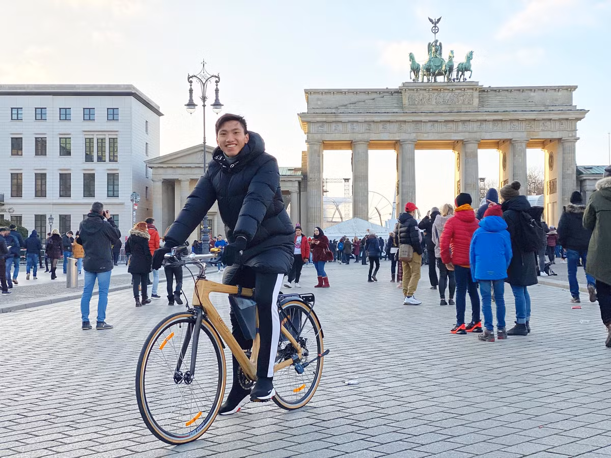 Trong tình hình dịch Covid-19 ngày càng có những diễn biến phức tạp, đặc biệt số người mắc liên tục tăng tại các quốc gia ở Châu Âu, người hâm mộ không khỏi lo lắng cho Đoàn Văn Hậu, cầu thủ đang khoác áo CLB SC Heerenveen tại Hà Lan.