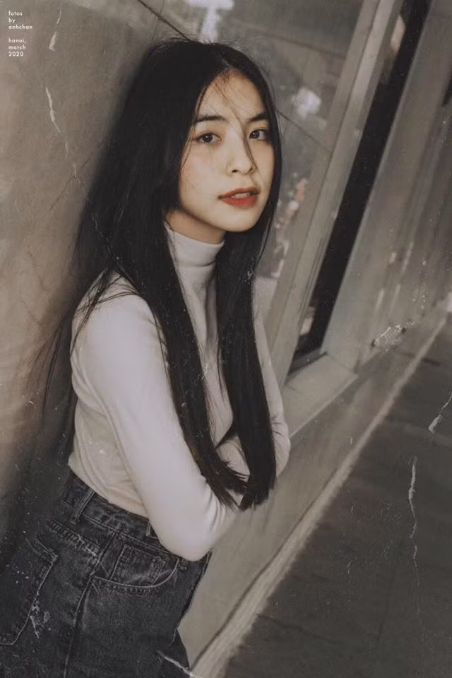 Đóng cặp cực ăn ý với Xuân Nghị trong phim, cả hai bị khán giả đặt ra nghi vấn liệu có phải "phim giả tình thật". Thế nhưng cô nàng đã lên tiếng phủ nhận cho rằng thời điểm hiện tại không thích hợp yêu đương.