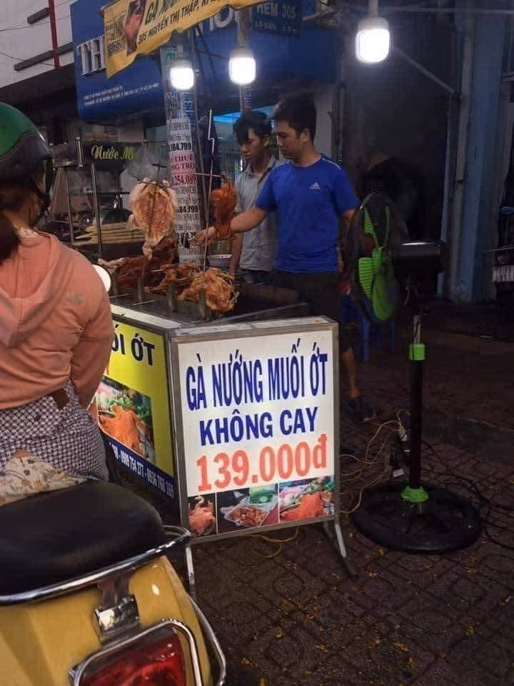 Ông bà ta thường nói "ớt nào mà ớt chẳng cay", thế nhưng quán gà nướng muối ớt này tự tin không hề cay.