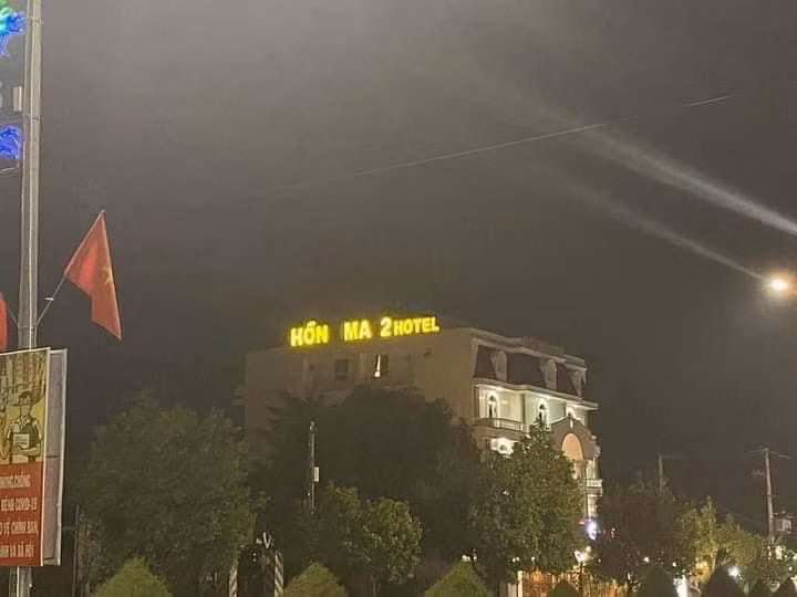 Tên khách sạn này bị mất chữ, chỉ còn "Hồn ma hotel", chắc phải rất can đảm mới dám vào đây thuê phòng.