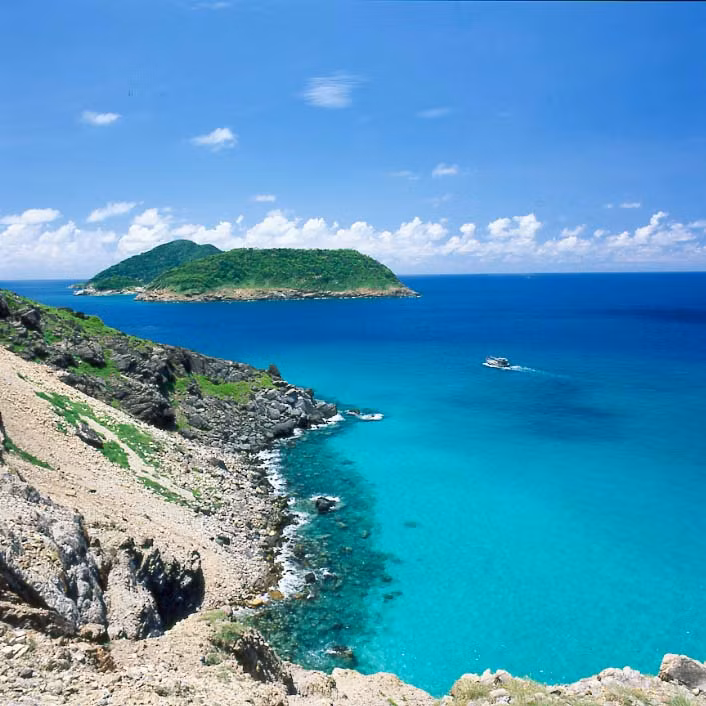 Nhưng khi đến Côn Đảo, bạn sẽ không khỏi ngỡ ngàng trước vẻ đẹp thanh bình của nó.