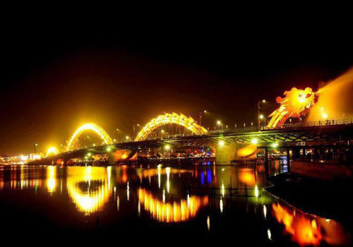 Đà Nẵng còn có thương hiệu du lịch Bà Nà Hills. Được khám phá và xây dựng từ thời Pháp thuộc, khu du lịch Bà Nà ngày càng hấp dẫn du khách với hệ thống cáp treo đạt 2 kỷ lục thế giới và khu vui chơi giải trí trong nhà lớn nhất Đông Nam Á - Fantasy Park.