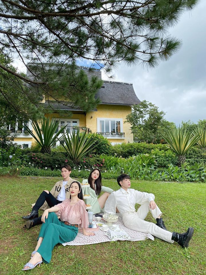 Mới đây, Hương Giang cùng đàn em của gia đình "Hoa râm bụt" tung loạt ảnh "cover" lại những dáng bá đạo theo kiểu nhóm bạn thân khi đi du lịch khiến dân tình phấn khích.