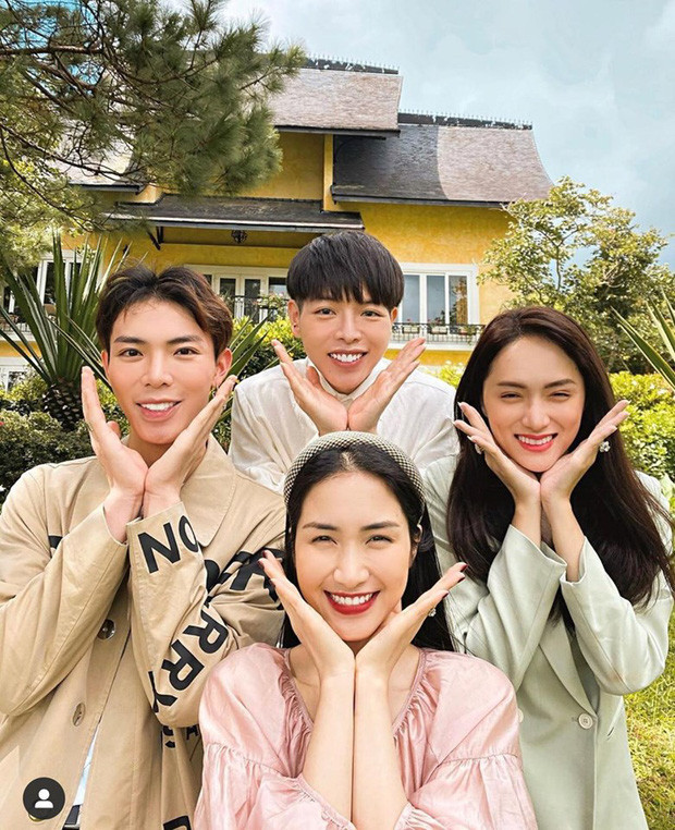 Mặc dù có sự chênh lệch tuổi nhưng cả 4 nghệ sĩ đều rất thân thiết và vui vẻ pha trò cùng nhau.