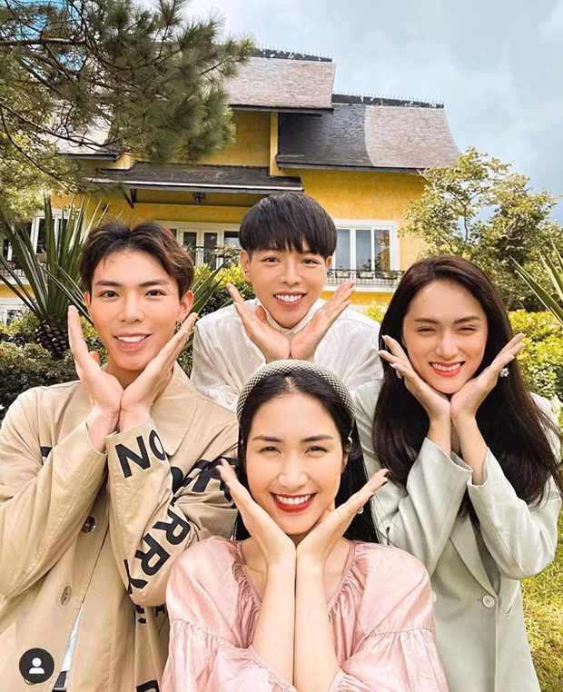 Mặc dù có sự chênh lệch tuổi nhưng cả 4 nghệ sĩ đều rất thân thiết và vui vẻ pha trò cùng nhau.