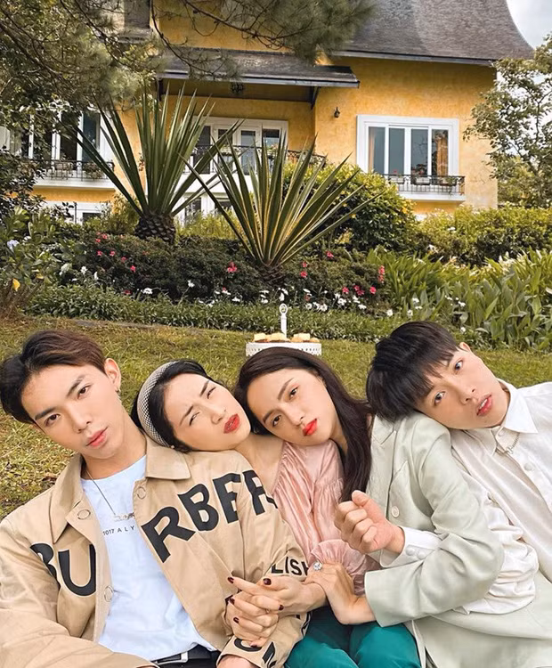 Những bức ảnh này được Hoà Minzy đăng tải để tỏ lòng cảm ơn với khán giả đã ủng hộ 4 người trong thời gian qua. Vì thế cô nàng sẽ hướng dẫn mọi người vài kiểu tạo dáng khi đi chơi nhóm.