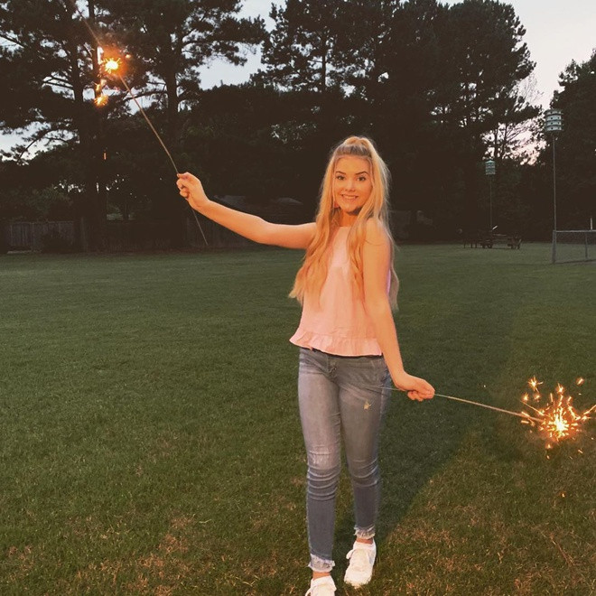 Tại trang Instagram cá nhân có gần 54.000 người theo dõi, Eden thường xuyên chia sẻ hình ảnh đời thường. Ngoài những lúc đi dự sự kiện hay làm người mẫu, cô nàng thường diện trang phục giản dị, thoải mái đúng với lứa tuổi.