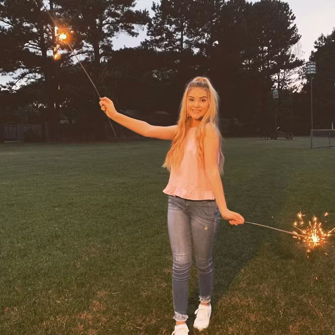 Tại trang Instagram cá nhân có gần 54.000 người theo dõi, Eden thường xuyên chia sẻ hình ảnh đời thường. Ngoài những lúc đi dự sự kiện hay làm người mẫu, cô nàng thường diện trang phục giản dị, thoải mái đúng với lứa tuổi.