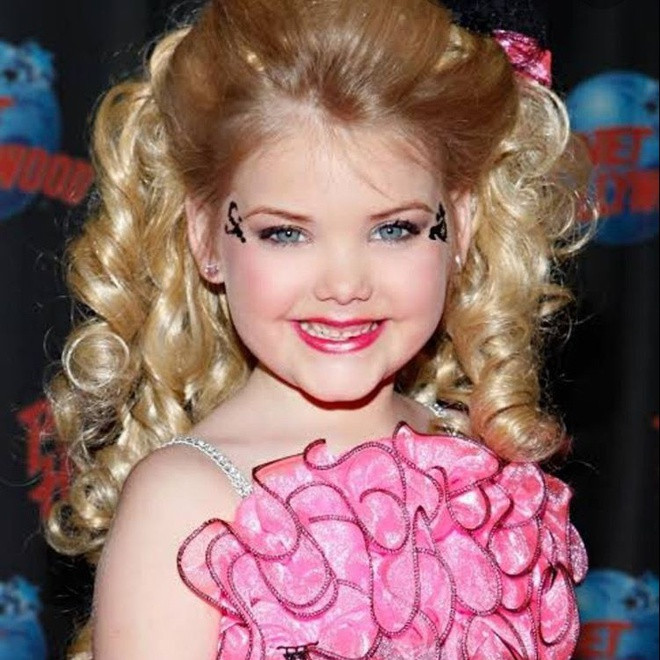 Năm 2011, Eden gây sốc khi xuất hiện tại Tuần lễ thời trang New York trong bộ trang phục hở hang và trình diễn những động tác uốn éo bị nhận xét là khêu gợi, không đúng lứa tuổi.