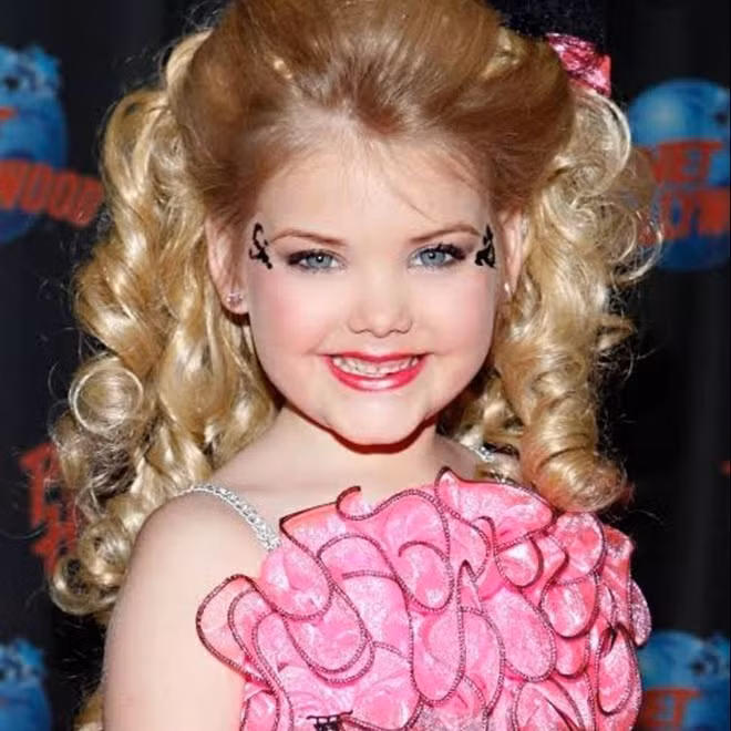 Năm 2011, Eden gây sốc khi xuất hiện tại Tuần lễ thời trang New York trong bộ trang phục hở hang và trình diễn những động tác uốn éo bị nhận xét là khêu gợi, không đúng lứa tuổi.