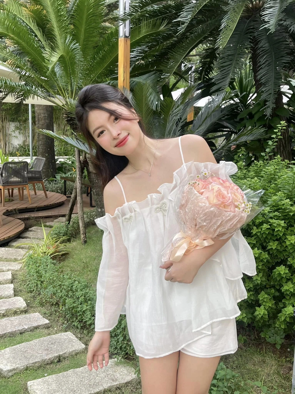 Cô nàng từng được ví von là "hot girl kính cận" với nhan sắc xinh đẹp và làn da trắng không tì vết.