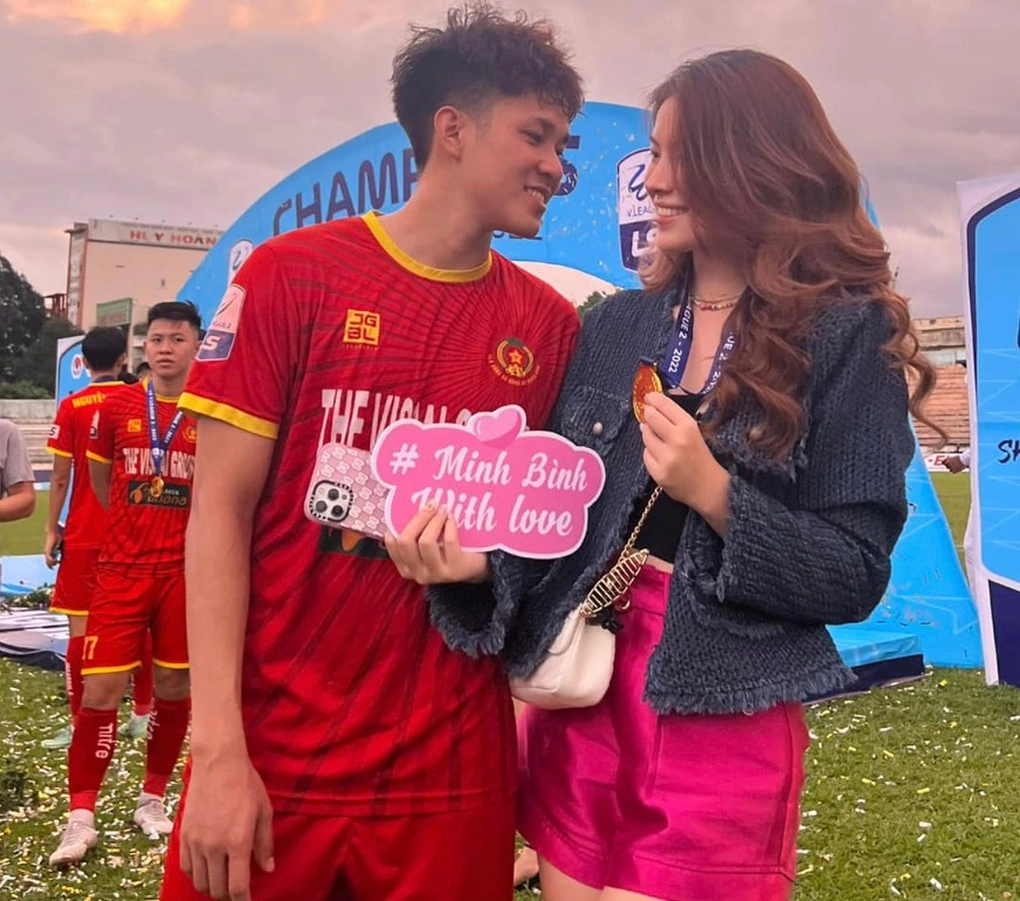 Cô nàng tên thật Nguyễn Thụy Bảo Hân, SN 2000) là người mẫu ảnh tự do, hoạt động chủ yếu tại TPHCM. Cô là cựu sinh viên chuyên ngành Thiết kế thời trang, Đại học Kiến trúc TPHCM