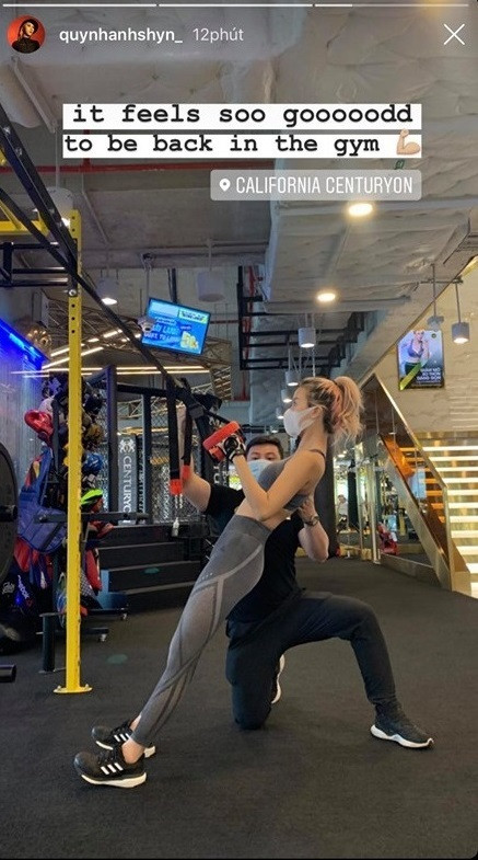 Quỳnh Anh Shyn vừa tập gym vừa đeo khẩu trang để đảm bảo an toàn sau mùa dịch (Ảnh: Chụp màn hình)