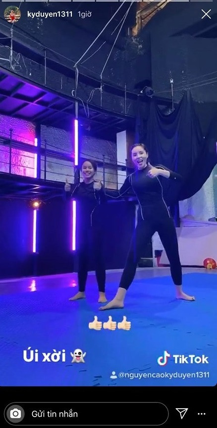 Ngoài việc làm tóc, làm nail, mua quần áo mới thì cân nặng cũng là yếu tố các mỹ nhân Việt muốn "F5" nhất. Đối với nghệ sĩ việc duy trì được vóc dáng và phong cách thời trang là việc làm cần thiết. Ngay sau khi hết lệnh giãn cách xã hội, các sao Việt cũng bước vào những ngày ép cân trở lại. Mới đây, hội bạn tập toàn người nổi tiếng của Kỳ Duyên đã hội ngộ, các người đẹp không chỉ rèn thể lực, ép cân mà còn có khoảng thời gian vui vẻ để cùng nhau thực hiện video Tiktok.