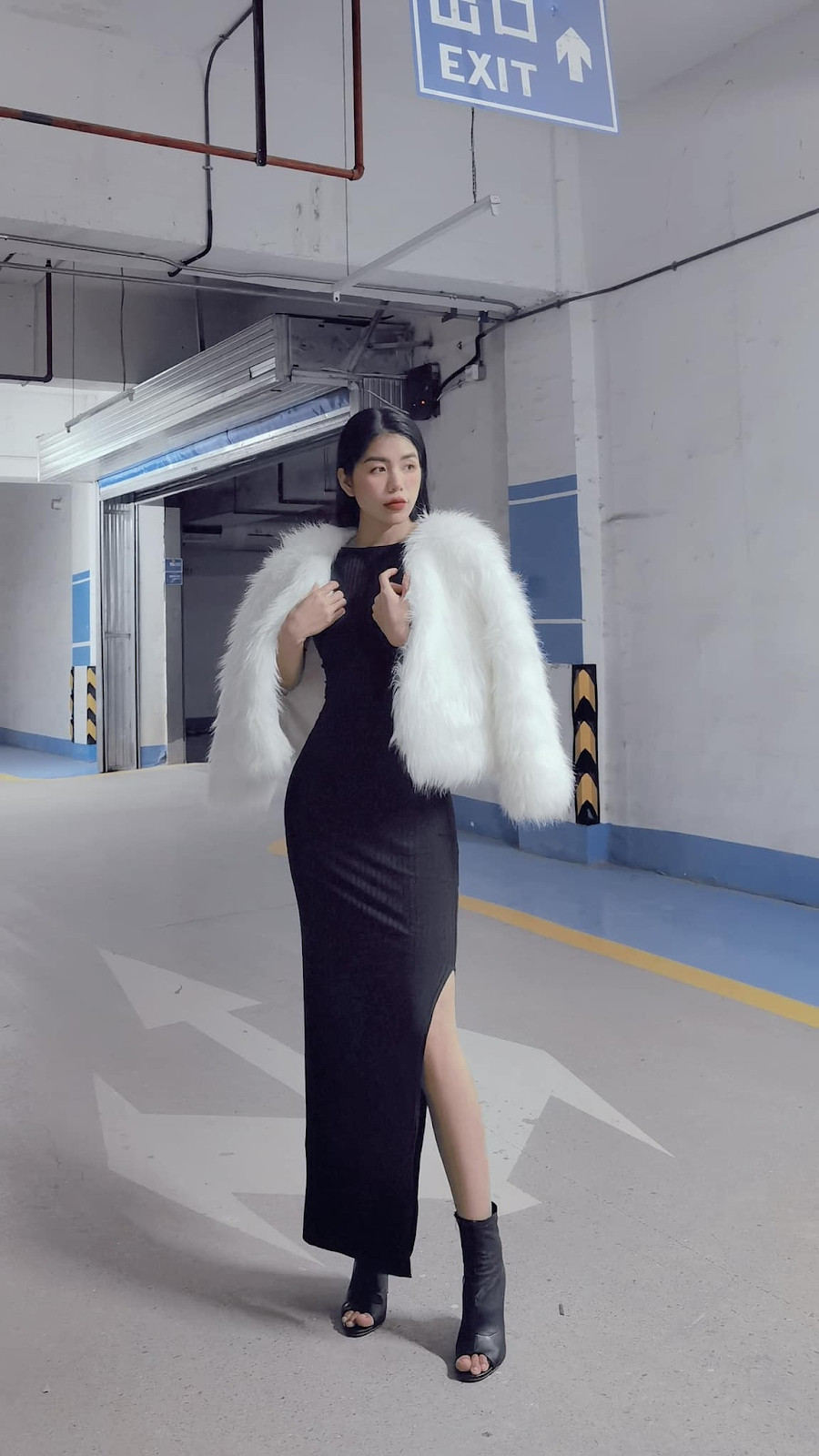 Dù đã có con, thế nhưng Hằng Du Mục vẫn giữ được vóc dáng vạn người mơ ước, cô nàng sở hữu vòng theo thon gọn và thân hình gợi cảm.