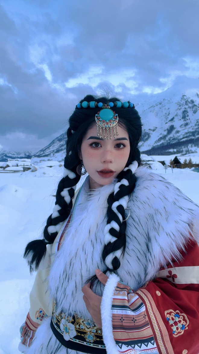 Hằng Du Mục nổi lên từ những clip cô quay lại khi đến Tân Cương, Tây Tạng, Hỏa Diệm Sơn… quay lại cảnh quan kỳ vỹ và kể cho mọi người nghe về cuộc sống của người dân nơi đây.