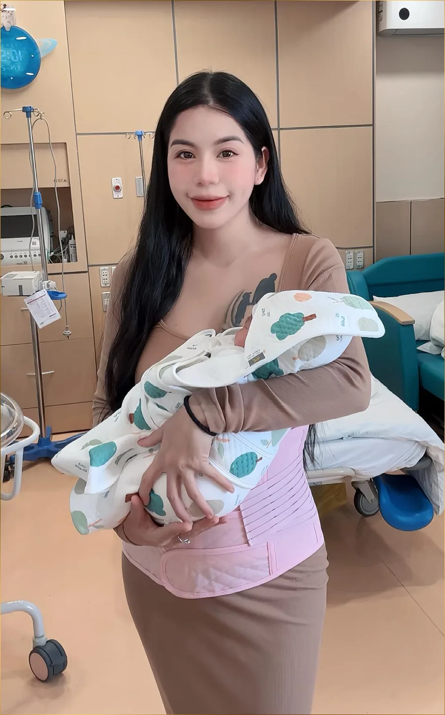 Netizen lập tức tìm ra ngay được danh tính của bà mẹ trẻ xuất hiện trong clip. Đó chính là Hằng Du Mục - hot TikToker với rất nhiều người theo dõi ở Việt Nam.