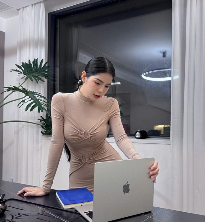 Hằng Du Mục kết hôn với Tôn Bằng – người đàn ông Trung Quốc hơn cô 14 tuổi. Cả hai nên duyên trong một lần Hằng Du Mục sang Trung Quốc thăm người thân. Chồng của cô trước đó đã kết hôn và có 2 đứa con riêng. Cô lần lượt sinh thêm 2 em bé, cùng chồng gây dựng gia đình 6 người hạnh phúc.