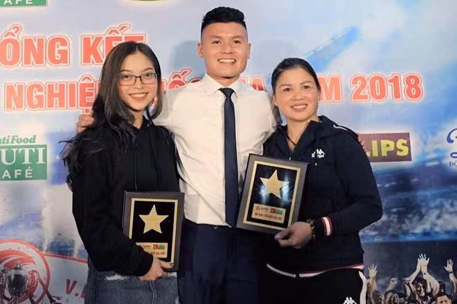 Hiện tại, trên trang cá nhân của cầu thủ đội tuyển Việt Nam chỉ giữ lại duy nhất tấm ảnh đăng hồi 10/2018 chụp cùng bạn gái và mẹ.