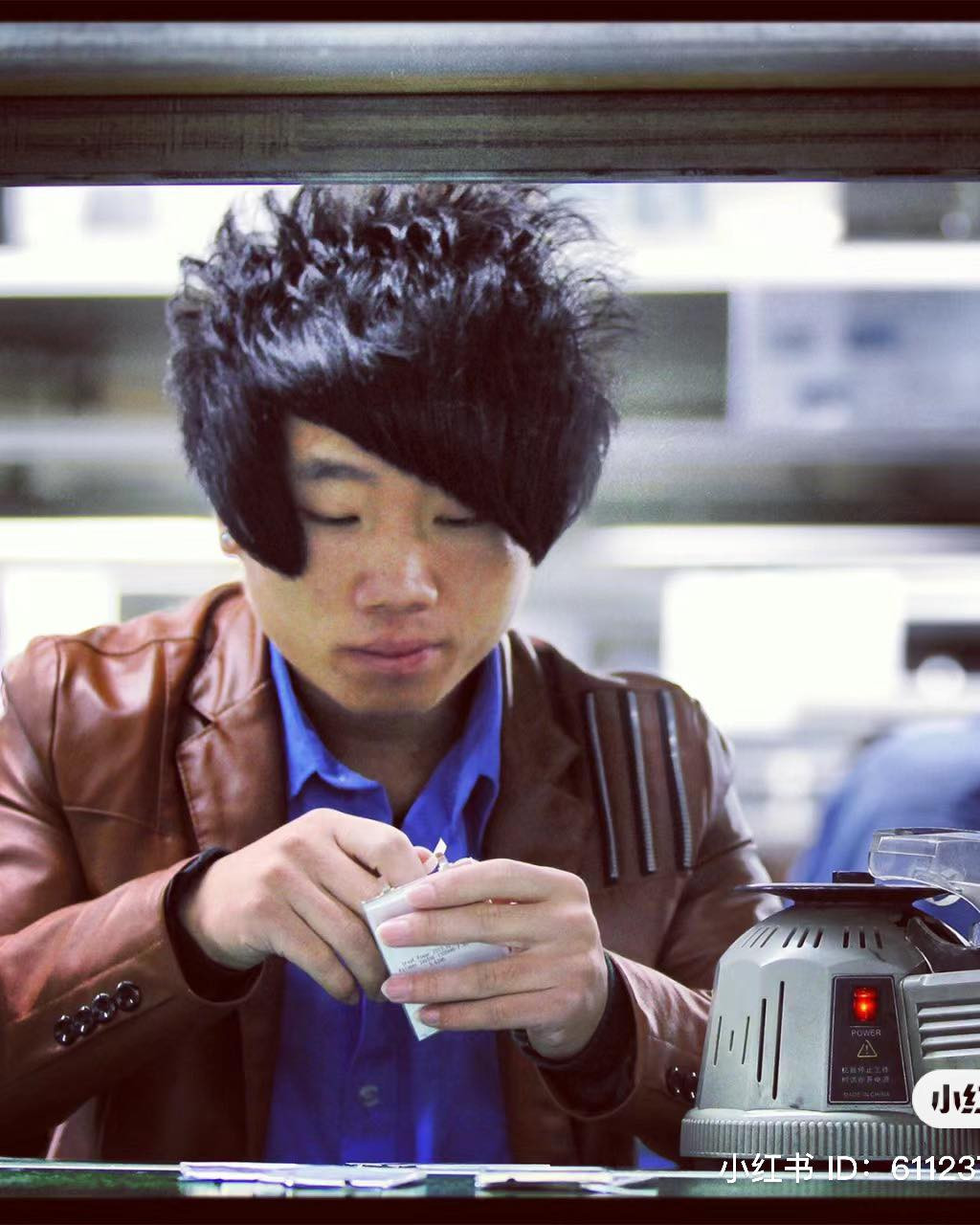 Kiểu tóc được tạo hình chữ V phần mái, vuốt rối dựng phía trên.