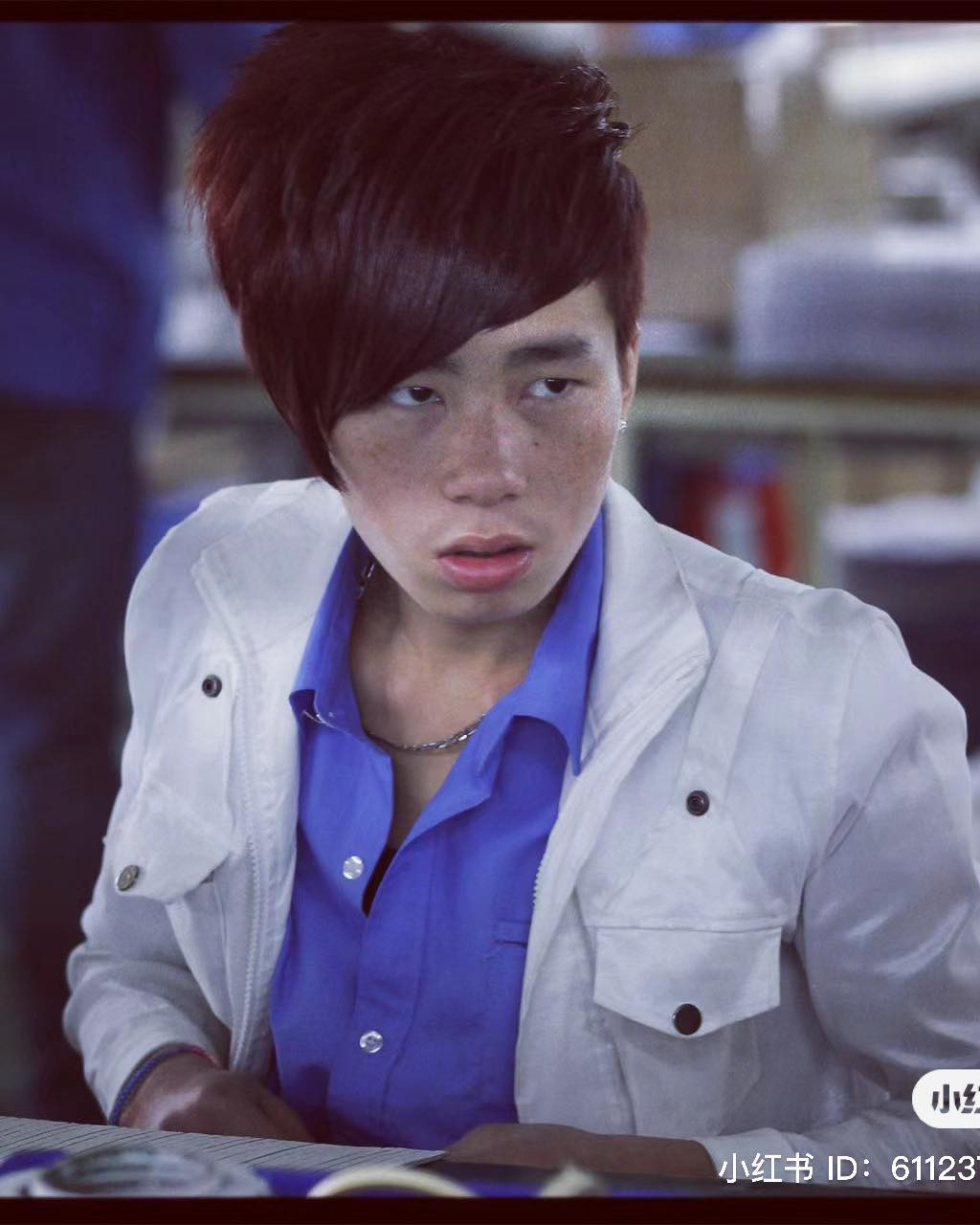 Năm 2001, làn sóng Hàn Quốc phủ sóng toàn châu Á, kéo theo đó là giai đoạn thịnh hành của kiểu tóc mái dài phủ kín phần trán. Hình ảnh điển trai của các nhóm nhạc nam “đốn tim” nhiều fan nữ lúc bấy giờ.