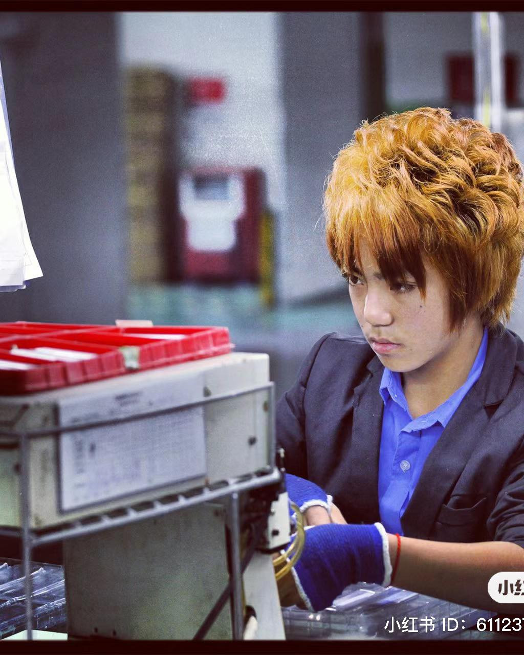 Mái tóc chôm chôm rối được vuốt keo dựng nhẹ cũng từng được thời anh, cha rất ưa thích.