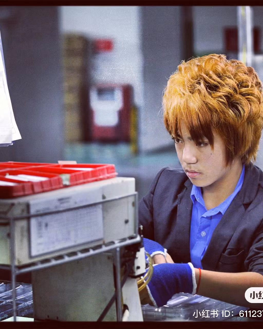 Mái tóc chôm chôm rối được vuốt keo dựng nhẹ cũng từng được thời anh, cha rất ưa thích.