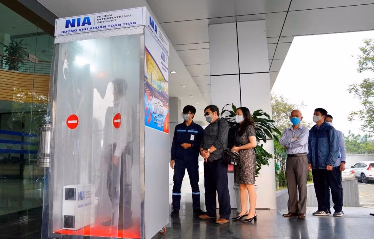 San bay Noi Bai van hanh buong khu khuan toan than don hang tram nguoi ve nuoc