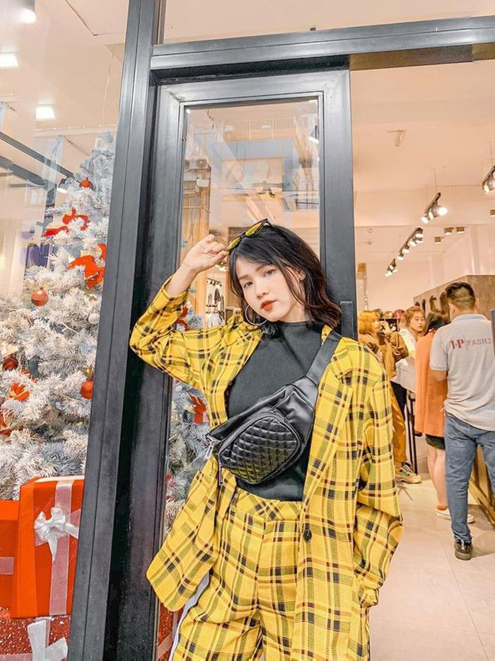 Hiện tại, Kim Yến đang sinh sống và làm việc tại TP HCM. Cô nàng vốn là hot girl trên mạng xã hội khi sở hữu 60.000 người theo dõi. Mỗi bức ảnh cô đăng tải cũng "nhẹ nhàng" thu hút vài nghìn lượt like và hàng trăm bình luận.