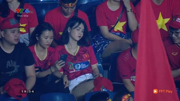 Bên cạnh lối đá và tỷ số trận đấu được quan tâm thì việc một nữ cổ động viên cực xinh đẹp xuất hiện trên khán đài cổ vũ cho các cầu thủ U23 Việt Nam cũng thu hút sự chú ý. Chỉ lọt khung hình vài giây ngắn ngủi nhưng cô nàng lập tức chiếm spotlight trên ghế khán giả tại sân vận động Chang Area.