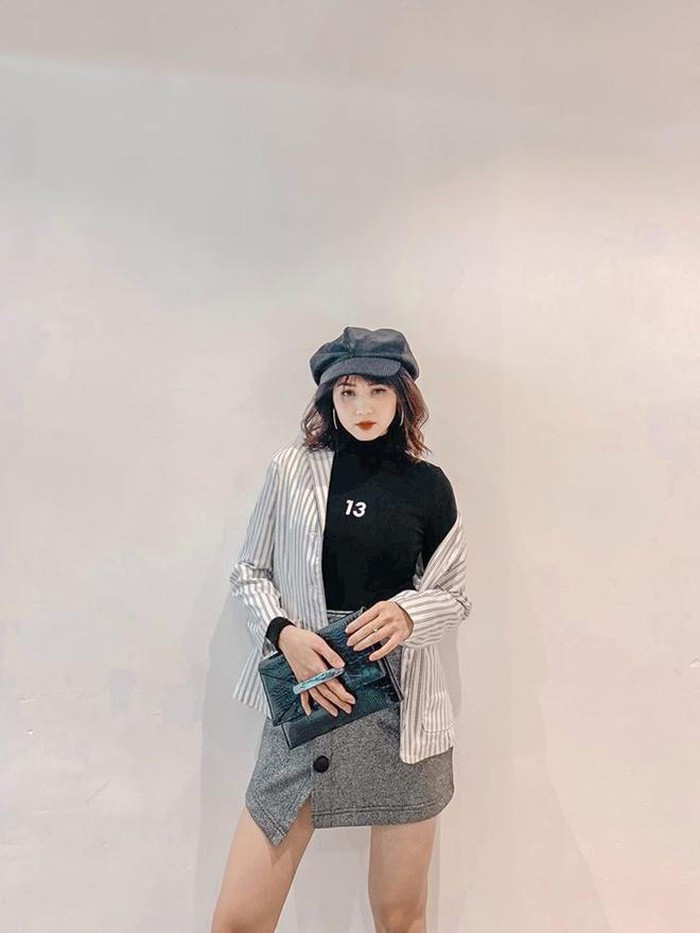 Ngay khi những hình ảnh của cô nàng cổ động viện đội tuyển U23 Việt Nam xuất hiện trên mạng xã hội, danh tính đã ngay lập tức hé lộ. Được biết, bóng hồng xinh đẹp này là Trần Vũ Thị Kim Yến, 22 tuổi, quê Quảng Ngãi.