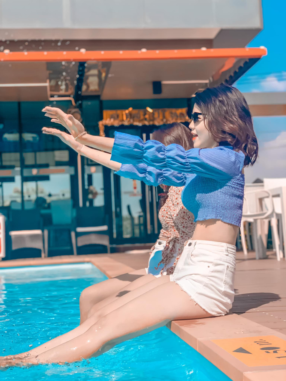 Kim Yến chia sẻ cô sang Thái Lan để cổ vũ đội tuyển U23 Việt Nam tham dự VCK U23 Châu Á 2020 với nhóm cổ động viện TP HCM. Được ngồi trên khán đài theo dõi trực tiếp các cầu thủ, cô nàng cảm thấy rất hồi hộp và hạnh phúc.