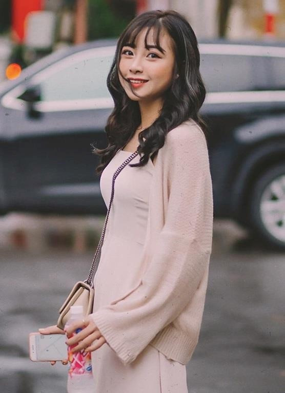 Nhật Linh, vợ Phan Văn Đức cũng là một trong những nàng WAGs liên tục dính phải những thị phi không đáng có. Trước khi đám cưới diễn ra, "hot girl mầm non" dính tin đồn cưới chạy. Cô thẳng thừng phủ nhận, cho biết em bé tới với gia đình khi đám cưới sắp diễn ra chứ không hề có chuyện chửa trước rồi mới cưới. Thế nhưng hành trình yêu nhau hoả tốc của cặp đôi vẫn khiến người hâm mộ nghi ngờ.