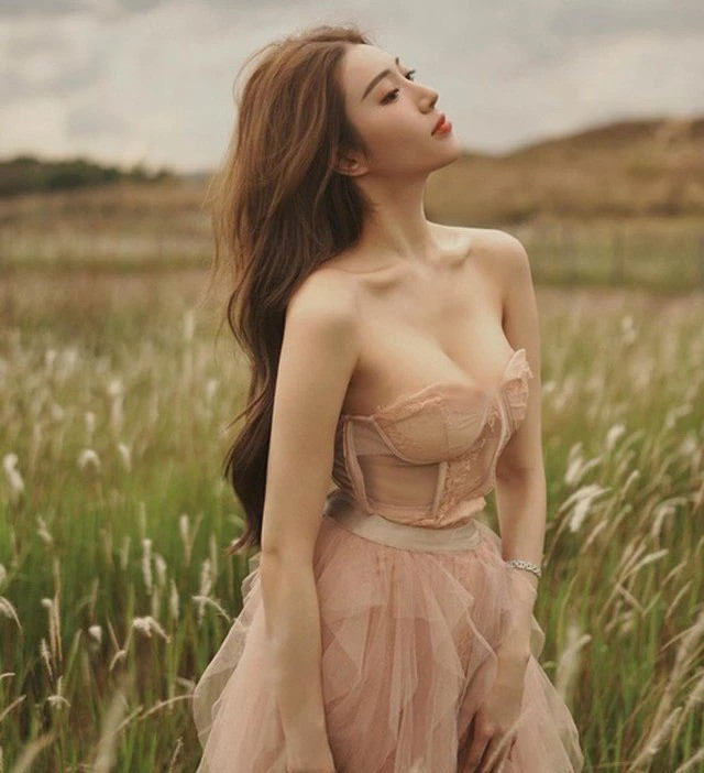 Nàng hot girl chuộng những thiết kế cúp ngực, hoặc khoét cổ sâu nhằm làm tôn lên vòng 1 khủng.