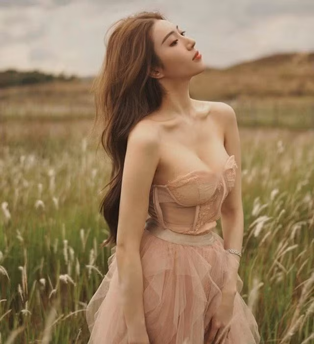 Nàng hot girl chuộng những thiết kế cúp ngực, hoặc khoét cổ sâu nhằm làm tôn lên vòng 1 khủng.