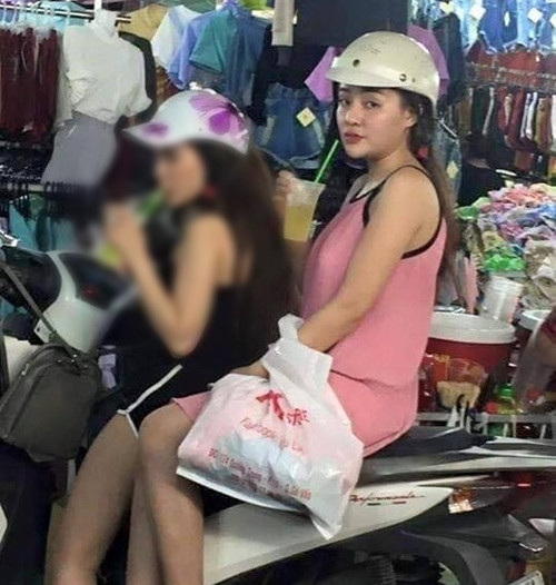 Scandal clip 18+ chưa kịp hạ nhiệt thì mới đây, hot girl Ngân 98 lại có màn "doạ ma" cộng đồng mạng khi lộ ảnh mặt mộc đáng sợ. Trông cô nàng vô cùng sồ sề, nhợt nhạt và kém xinh.