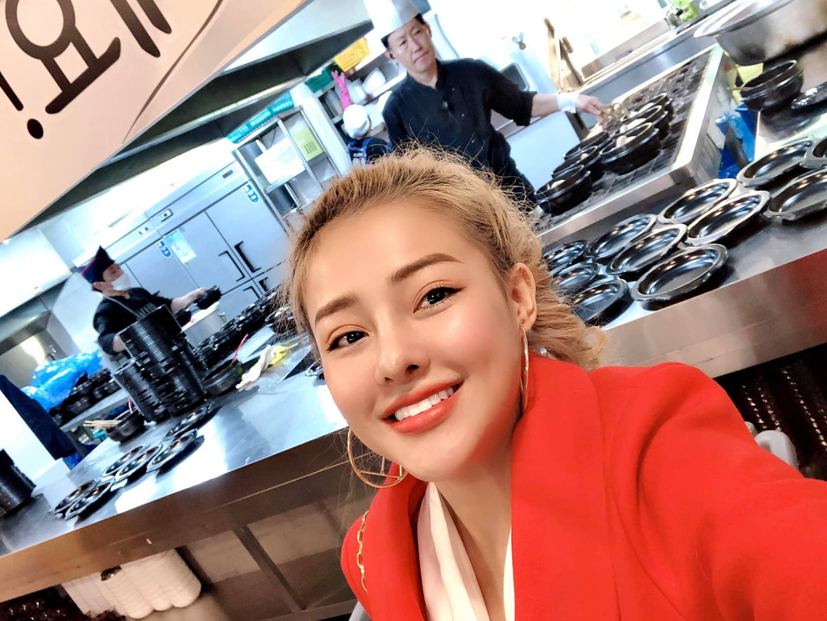 Cách đây không lâu, hot girl từng đăng quang một cuộc thi nhan sắc tại Hàn Quốc nhưng nhiều người cho rằng cô nàng mua giải và cũng không ai biết cuộc thi nhan sắc đó là gì.