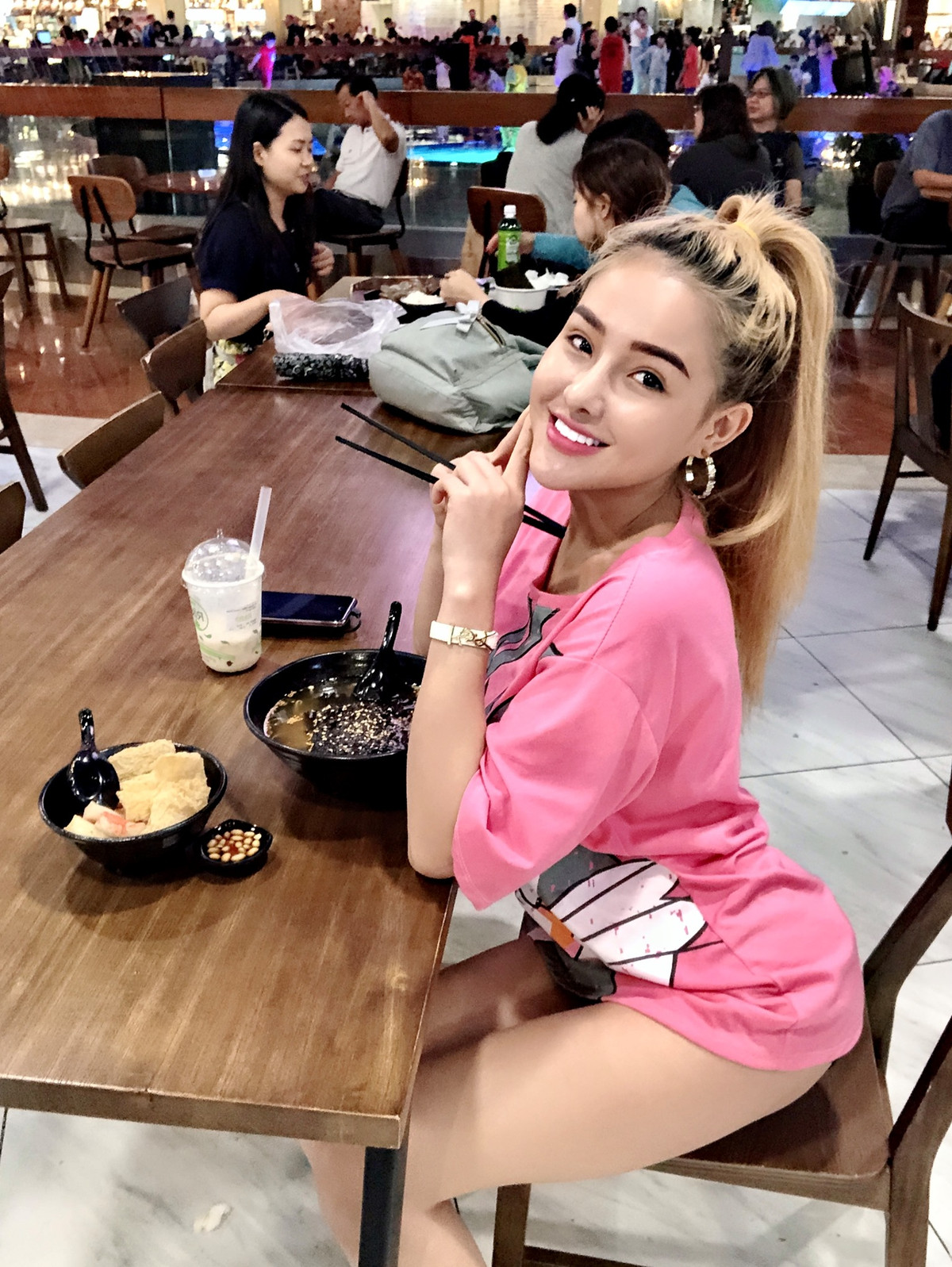 Không có tài cán lại thích nổi tiếng nên hot girl liên tục có các chiêu trò gây chú ý. Trước khi Ngân 98 lộ clip nóng, cô từng nhiều lần phát ngôn gây sốc, có hành động phản cảm và cố tình khoe thân trên mạng xã hội,....