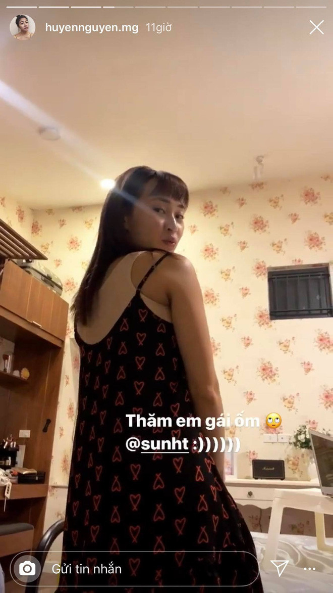 Trước đó tin đồn Sun Ht "dao kéo" càng trở nên có cơ sở khi dân tình phát hiện ra cô nàng mang áo định hình vòng 1.