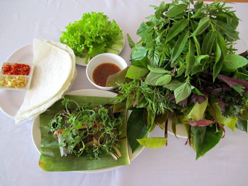 Hầu hết những món ăn của nhà hàng Hồng Yên đều được ăn kèm với các loại rau rừng, rau thuốc. Nhà hàng Hồng Yên đã vận chuyển những giống cây rau rừng, cây thuốc của vùng đất Tây Ninh, trồng và chăm sóc chúng. Nhà hàng có không gian rộng rãi, bài trí lịch sự, nơi lý tưởng đi ăn cùng gia đình, họp nhóm, tiếp khách. 