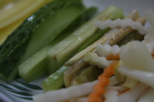 Ngoài ra đĩa đồ ghém cũng rất đa dạng như: Khế chua, dứa, chuối chát, dưa chuột cùng cà rốt, củ kiệu su hào muối. Giá cho mỗi suất bánh tráng Trảng Bàng là 100.000 đồng, dành cho 2 người ăn. 