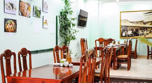  Nhà hàng Hoàng Ty, 65 Đỗ Quang, quận Cầu Giấy, là một trong những quán bánh tráng Trảng Bàng tại Hà Nội được yêu thích nhất. Đây là chi nhánh duy nhất của hệ thống nhà hàng Hoàng Ty ở Thủ đô. Tại đây, thực khách sẽ được thưởng thức các loại thịt cuốn trong bánh tráng Trảng Bàng phơi sương,