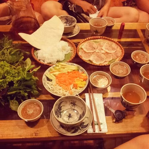 Có điều mỗi suất hơi ít thịt. Quán thiết kế khá hiện đại, thoáng với 2 tầng, rộng rãi. Ngoài ra, nước mắm nêm tuy cũng đậm đặc dậy mùi nhưng có vị ngọt đặc trưng của miền Nam. 